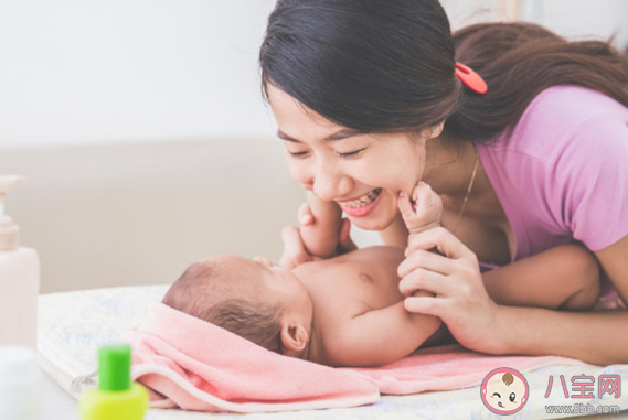 親近孩子兩不摸三摸是什么意思 大人親寶寶有什么風(fēng)險