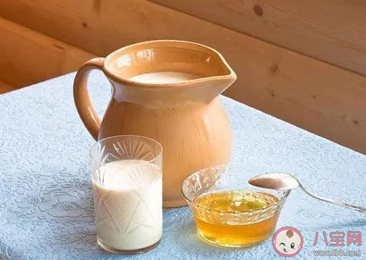 蜂蜜和牛奶犯一起喝會(huì)不會(huì)犯相相沖 蜂蜜加牛奶會(huì)上火嗎