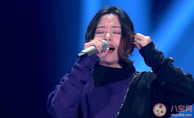 為什么歌手演唱都必須戴耳返 耳返里放的是什么內容