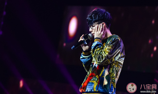 為什么歌手演唱都必須戴耳返 耳返里放的是什么內容