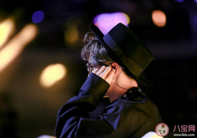 為什么歌手演唱都必須戴耳返 耳返里放的是什么內容