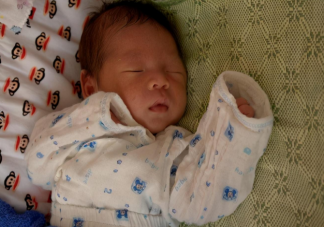 新生兒睡得太久會餓嗎 寶寶睡得太久需要叫起來喂奶嗎