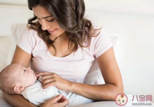 抱孩子和多躺躺的孩子哪個更健康 新生兒一天睡多長時間合適 抱孩子和多躺躺的孩子哪個更健康 新生兒一天睡多長時間合適