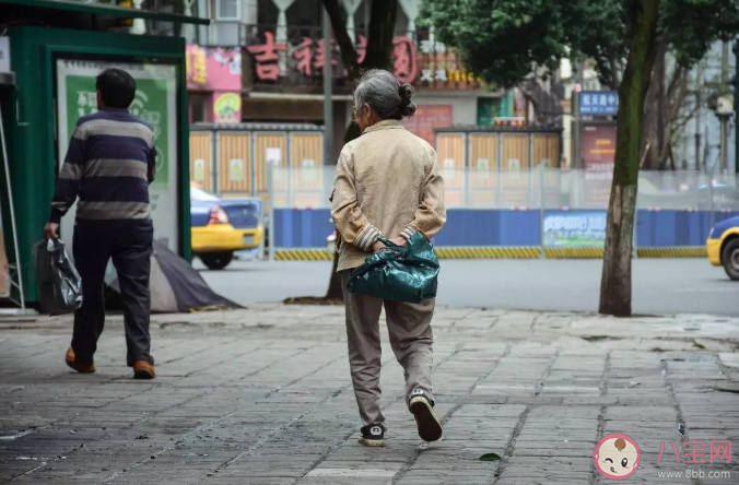 為什么很多老人喜歡撿垃圾 老人撿拾垃圾患上阿爾茨海默病的前兆嗎