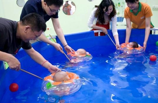 嬰兒學游泳腳要碰到底部嗎 寶寶學游泳有哪些注意事項