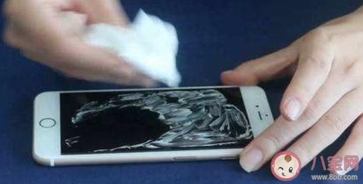 消毒防疫時(shí)哪種使用酒精的做法是安全的 擦拭手機(jī)或者托擦地板