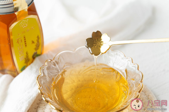 5歲的小孩能不能吃蜂蜜呢 小孩子吃蜂蜜會上火嗎 5歲的小孩能不能吃蜂蜜呢 小孩子吃蜂蜜會上火嗎