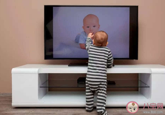 印刻效應為什么導致孩子不能過早接觸電視 為什么兩歲以下的孩子不能看電視