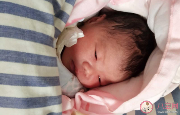 寶寶出生后眼睛睜開的晚和智商有關系嗎 怎樣幫助新生兒睜眼睛