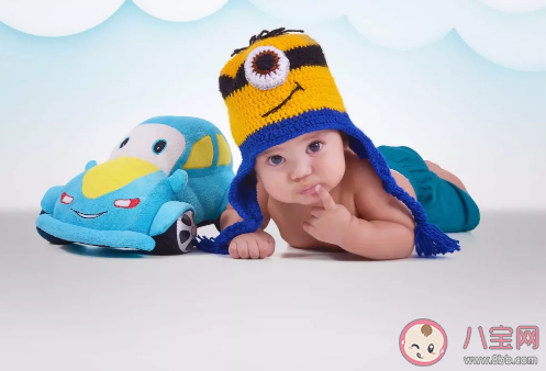 寶寶出生后眼睛睜開的晚和智商有關系嗎 怎樣幫助新生兒睜眼睛