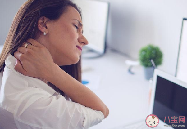 長期低頭玩手機相當于脖子負重50是真的嗎 平時玩手機如何預防脊椎錯位