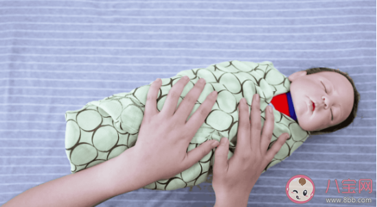寶寶容易落地醒怎么安撫入睡 寶寶一放下就醒的原因