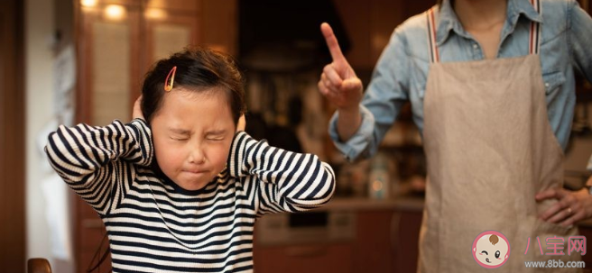 家長咆哮式輔導(dǎo)孩子作業(yè)違法嗎 父母咆哮式育兒對孩子有什么傷害