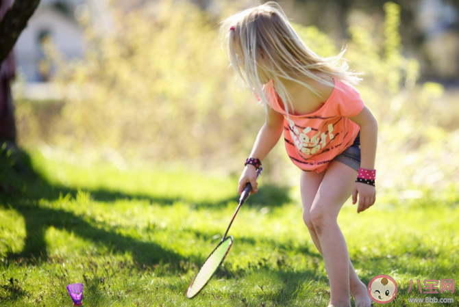 怎么培養(yǎng)孩子打羽毛球的興趣 孩子打羽毛球有什么好處