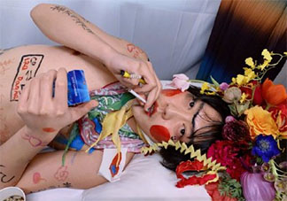 姜思達讓粉絲在他身上畫畫是真的嗎 你能理解這種行為藝術(shù)嗎