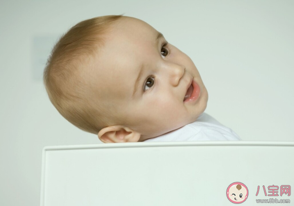 寶寶偏頭會影響視力發育是真的嗎 寶寶偏頭長大了會自然好嗎