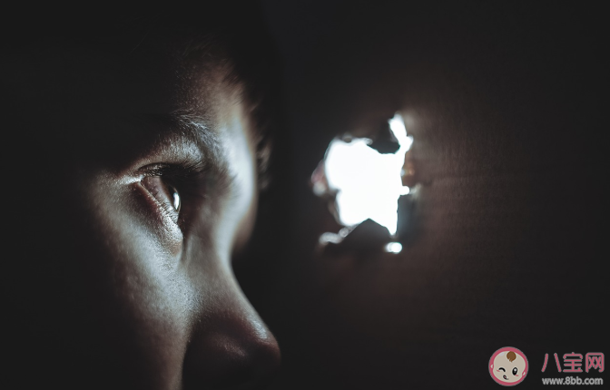 不同年齡段孩子會恐懼什么 如何幫助孩子改善恐懼膽小的情況