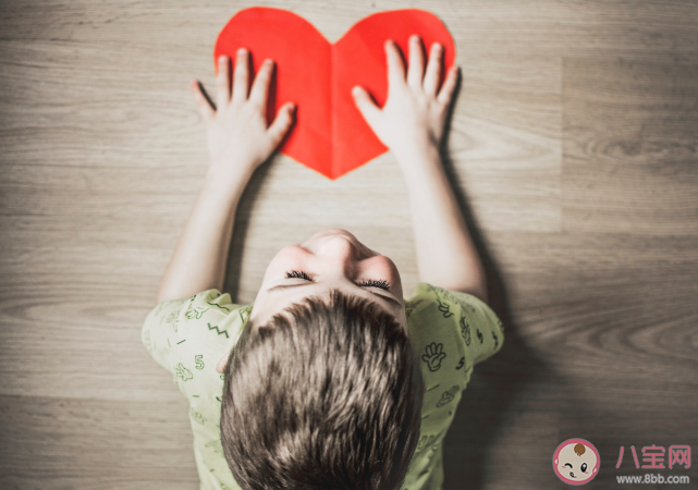 不同年齡段孩子會恐懼什么 如何幫助孩子改善恐懼膽小的情況