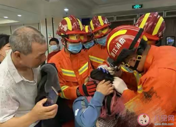 女子眼皮被拉鏈夾住求助消防 日常穿脫衣服時(shí)要注意些什么