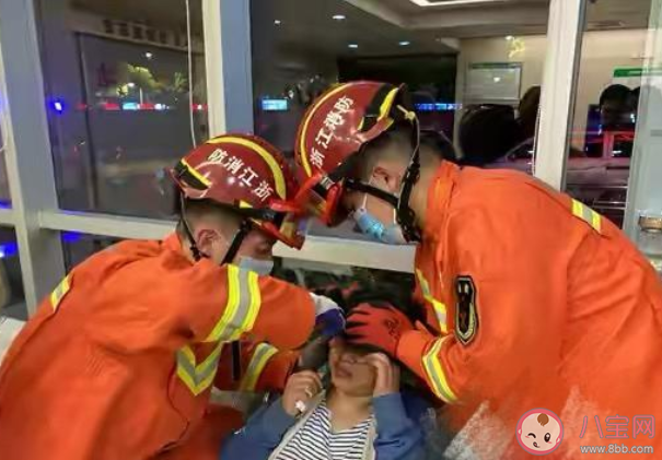 女子眼皮被拉鏈夾住求助消防 日常穿脫衣服時(shí)要注意些什么