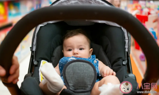 為什么寶寶在嬰兒車里容易睡著 嬰兒車搖著哄睡真的好嗎