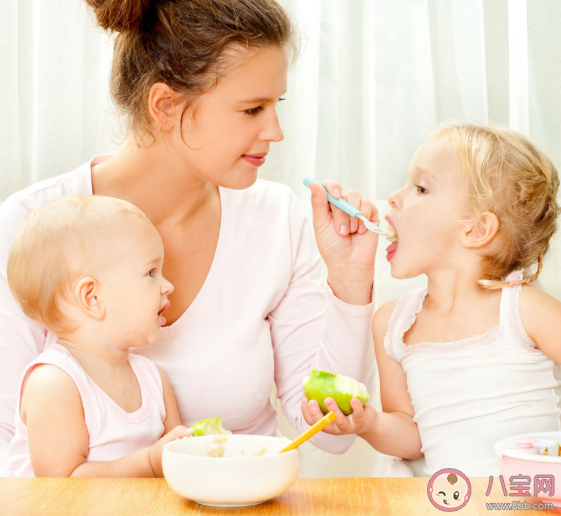 寶寶被過度喂養會有什么表現 小兒過度喂養的危害 寶寶被過度喂養會有什么表現 小兒過度喂養的危害