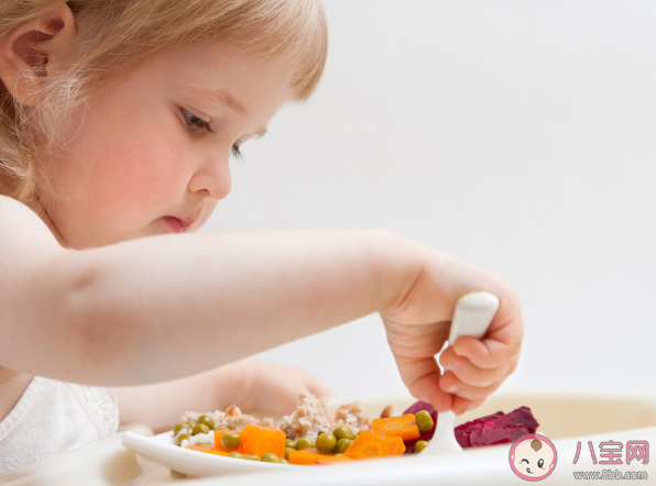 寶寶被過度喂養會有什么表現 小兒過度喂養的危害 寶寶被過度喂養會有什么表現 小兒過度喂養的危害