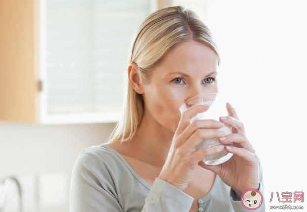 早上先刷牙還是先喝水 晨起喝一杯溫開水的好處 早上先刷牙還是先喝水 晨起喝一杯溫開水的好處