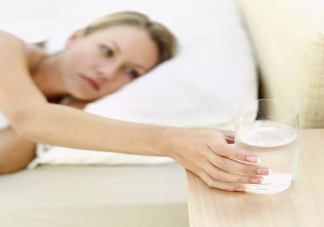 早上先刷牙還是先喝水 晨起喝一杯溫開(kāi)水的好處