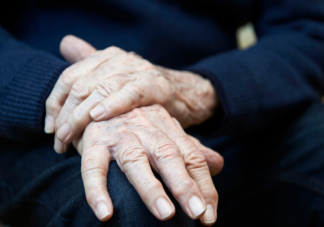 出現手抖是帕金森病嗎 得了帕金森病有哪些癥狀表現