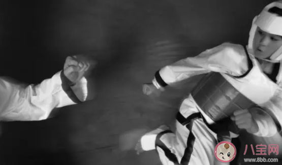 孩子學(xué)跆拳道怕疼怎么辦 讓孩子堅持練跆拳道的原因