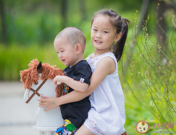 姐姐就該讓著弟弟嗎 如何平衡姐姐和弟弟的關系 姐姐就該讓著弟弟嗎 如何平衡姐姐和弟弟的關系