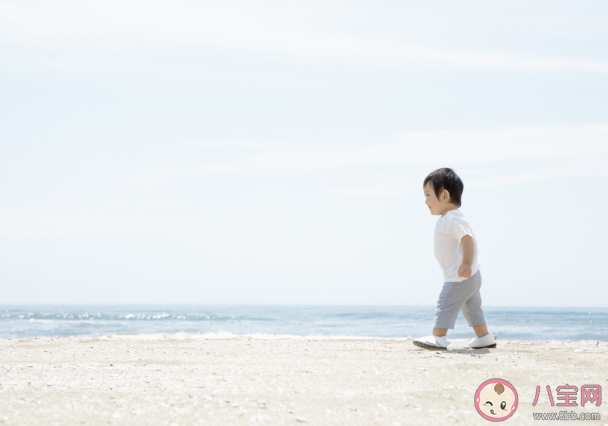 寶寶會走路為什么總要抱抱 怎么讓孩子喜歡上走路 寶寶會走路為什么總要抱抱 怎么讓孩子喜歡上走路