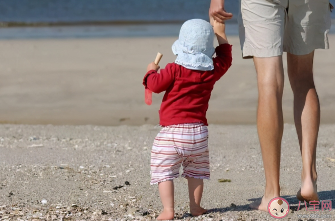 寶寶會走路為什么總要抱抱 怎么讓孩子喜歡上走路 寶寶會走路為什么總要抱抱 怎么讓孩子喜歡上走路
