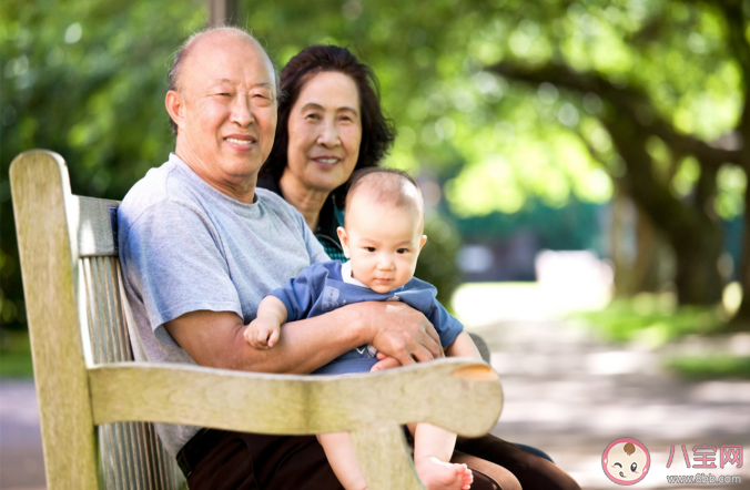 請老人帶孩子要不要給錢 老人帶孩子怎么給錢比較合適