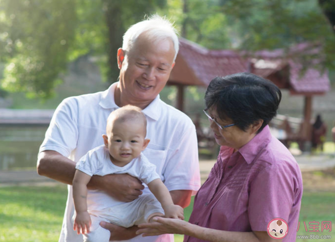 請老人帶孩子要不要給錢 老人帶孩子怎么給錢比較合適