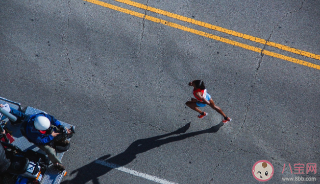 跑馬拉松真的很傷膝蓋嗎 跑馬拉松前要做好哪些準(zhǔn)備 跑馬拉松真的很傷膝蓋嗎 跑馬拉松前要做好哪些準(zhǔn)備