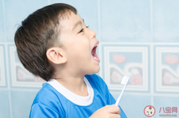 寶寶刷牙總是吃牙膏會氟中毒嗎 不同年齡寶寶怎么正確刷牙