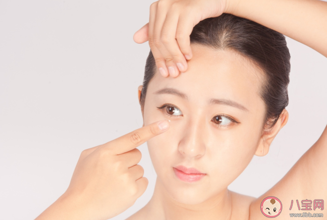 隱形眼鏡戴著不舒服是怎么回事 怎么挑選合適的隱形眼鏡