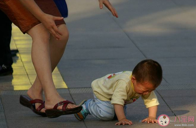 孩子摔倒后第一反應反映孩子性格嗎 摔倒后怎么處理更好 孩子摔倒后第一反應反映孩子性格嗎 摔倒后怎么處理更好