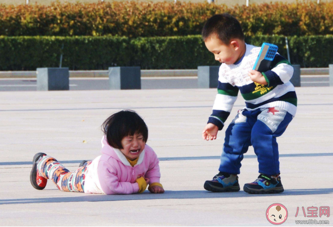 孩子摔倒后第一反應反映孩子性格嗎 摔倒后怎么處理更好 孩子摔倒后第一反應反映孩子性格嗎 摔倒后怎么處理更好