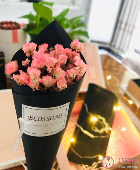 母親節(jié)兒子送禮物媽媽怎么發(fā)朋友圈 收到母親節(jié)禮物感動(dòng)說(shuō)說(shuō) 母親節(jié)兒子送禮物媽媽怎么發(fā)朋友圈 收到母親節(jié)禮物感動(dòng)說(shuō)說(shuō)