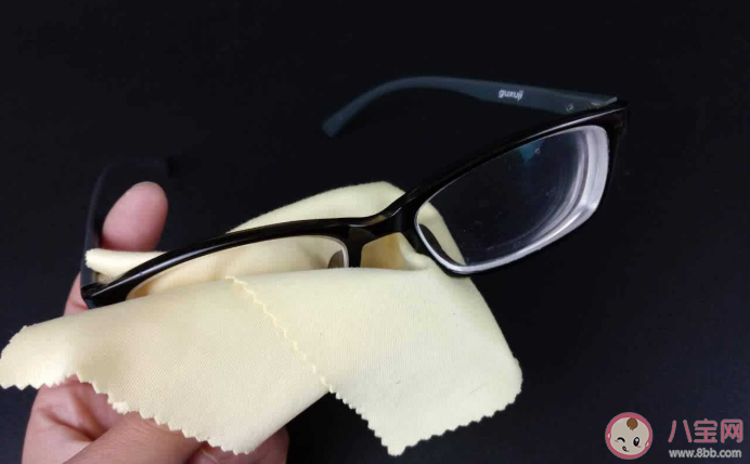 眼鏡盒里的眼鏡布是干什么的 眼鏡鏡片怎么擦拭干凈