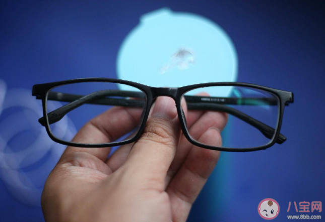 眼鏡盒里的眼鏡布是干什么的 眼鏡鏡片怎么擦拭干凈