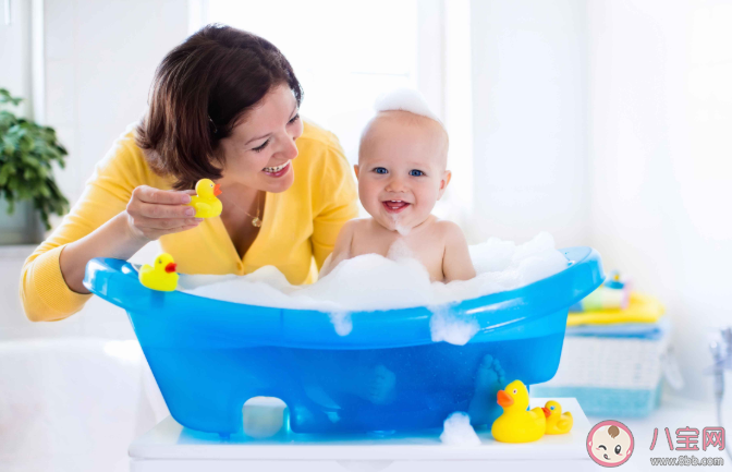 孩子想和爸爸媽媽一起洗澡怎么辦 寶寶不想獨(dú)立洗澡怎么辦