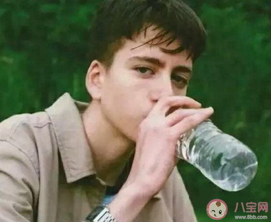 記憶里的男孩教會我怎樣愛是什么歌 《記憶里的男孩》完整歌詞在線聽歌 記憶里的男孩教會我怎樣愛是什么歌 《記憶里的男孩》完整歌詞在線聽歌