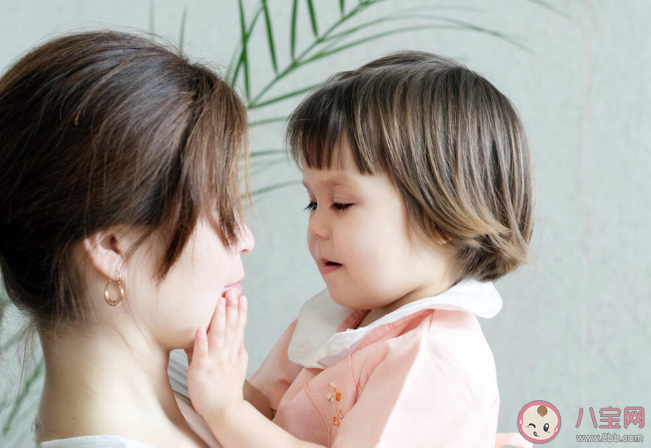 寶寶為什么一出門走路就要抱抱 出門總是要抱抱怎么辦