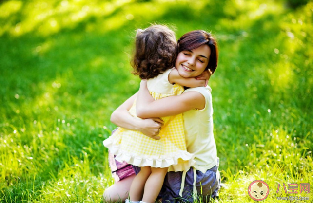 寶寶為什么一出門走路就要抱抱 出門總是要抱抱怎么辦