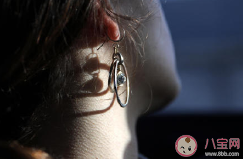 如何打耳洞才能降低風(fēng)險(xiǎn) 打耳洞后注意事項(xiàng)有哪些