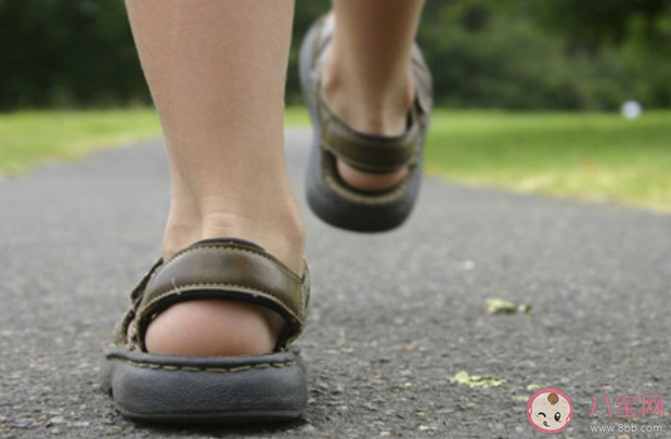 倒走健身對(duì)身體有哪些好處 倒走運(yùn)動(dòng)不適合哪些人 倒走健身對(duì)身體有哪些好處 倒走運(yùn)動(dòng)不適合哪些人